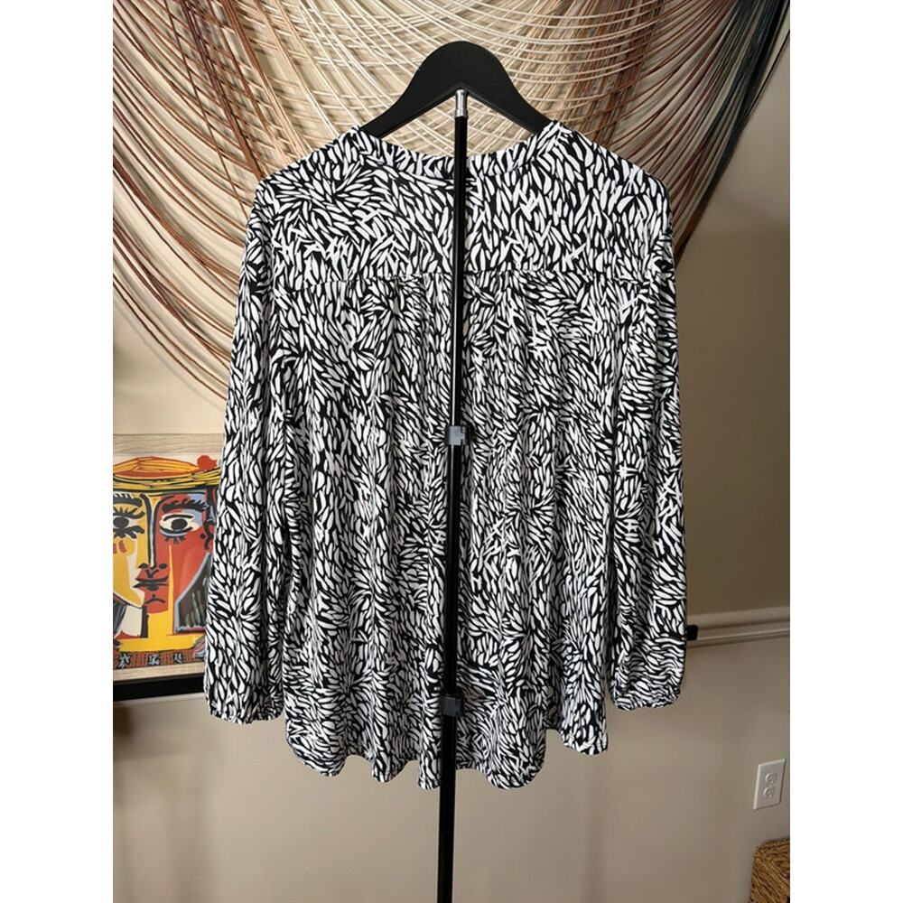 Vince Camuto women’s dress blouse, black and white V-neck XXL EUC 2316 - Picture 5 of 6